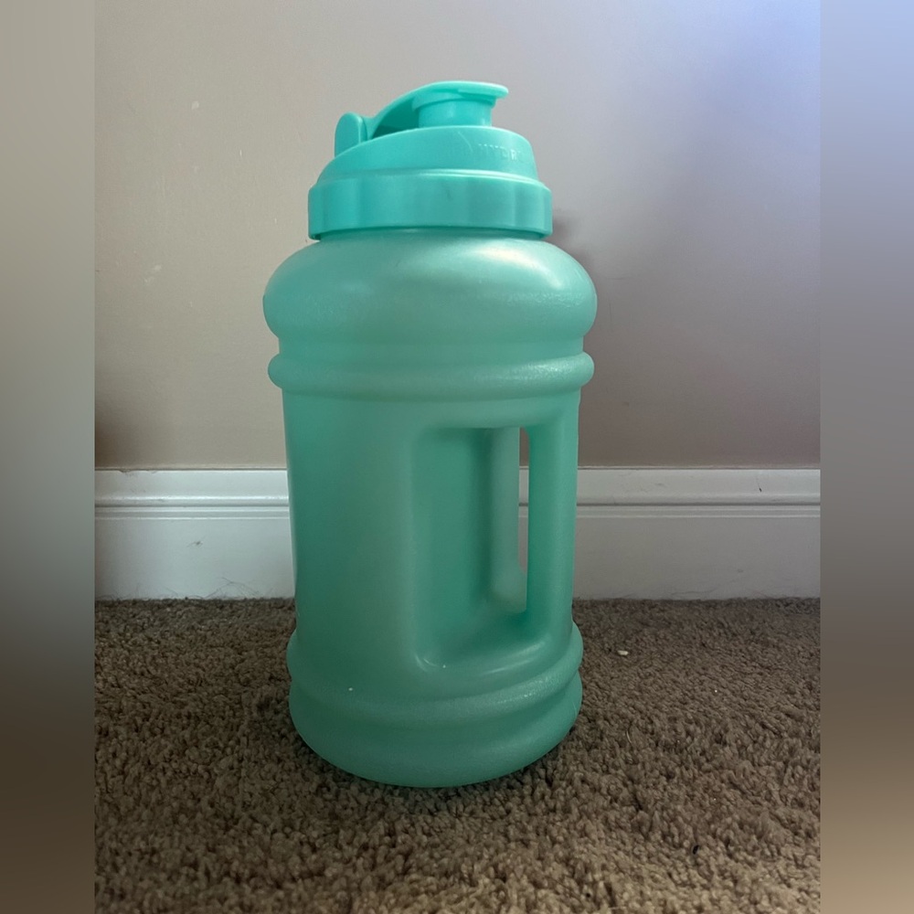 HYDROJUG. Projug with straw and peach sleeve.
